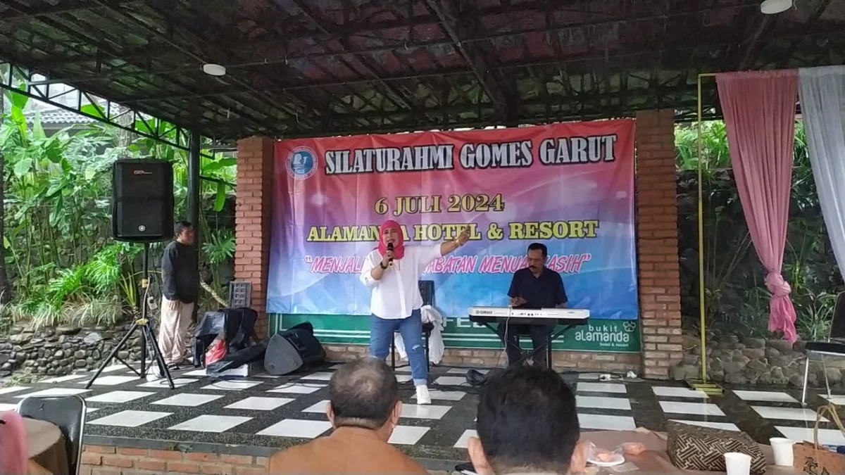 Biebie Bagja membawakan Lagu Bintang Kehidupan dalam acara silaturahmi Gomes di Alamanda Hotel & Resort