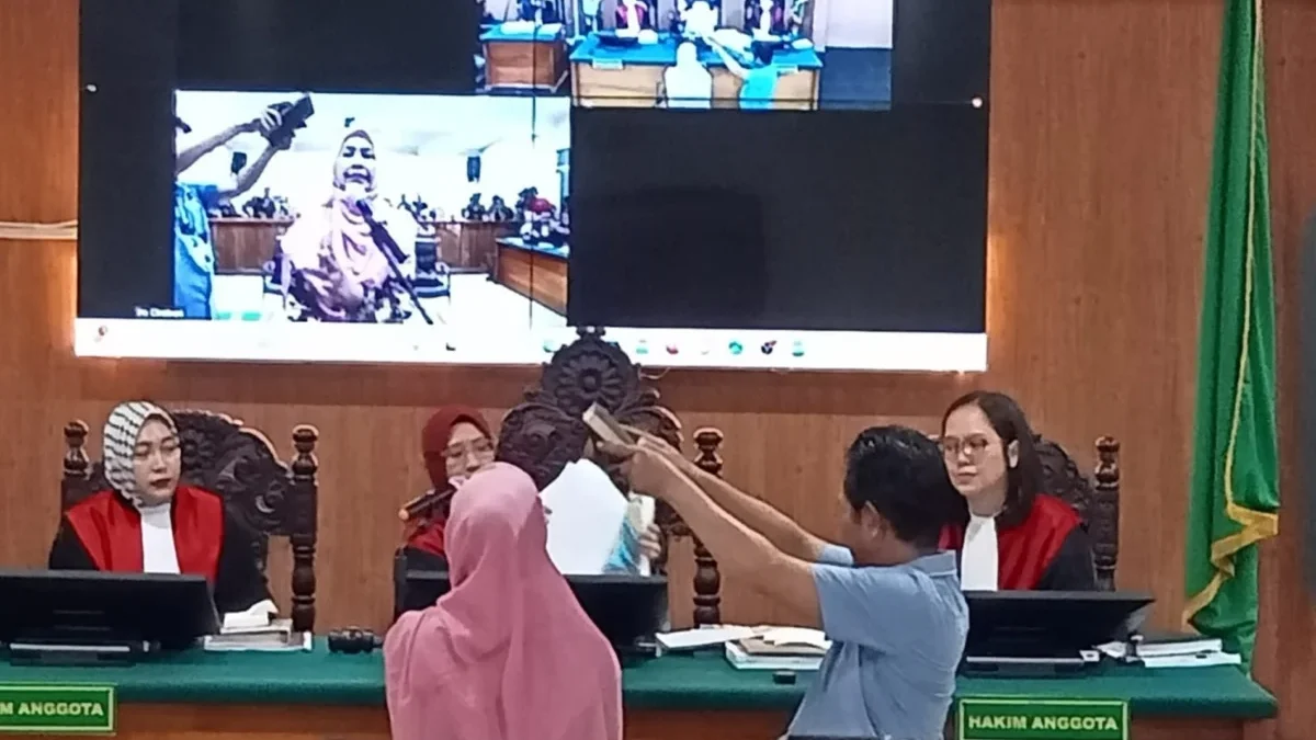 Selis kakak kandung Saka Tatal diambil sumpahnya saat bersaksi di sidang PK, Jumat 26 Juli 2024. Foto:-Dedi Ha