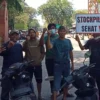 Warga Kampung Pesisir Selatan Kota Cirebon, blokade akses Pelabuhan Cirebon karena adanya stockpile batu bara.