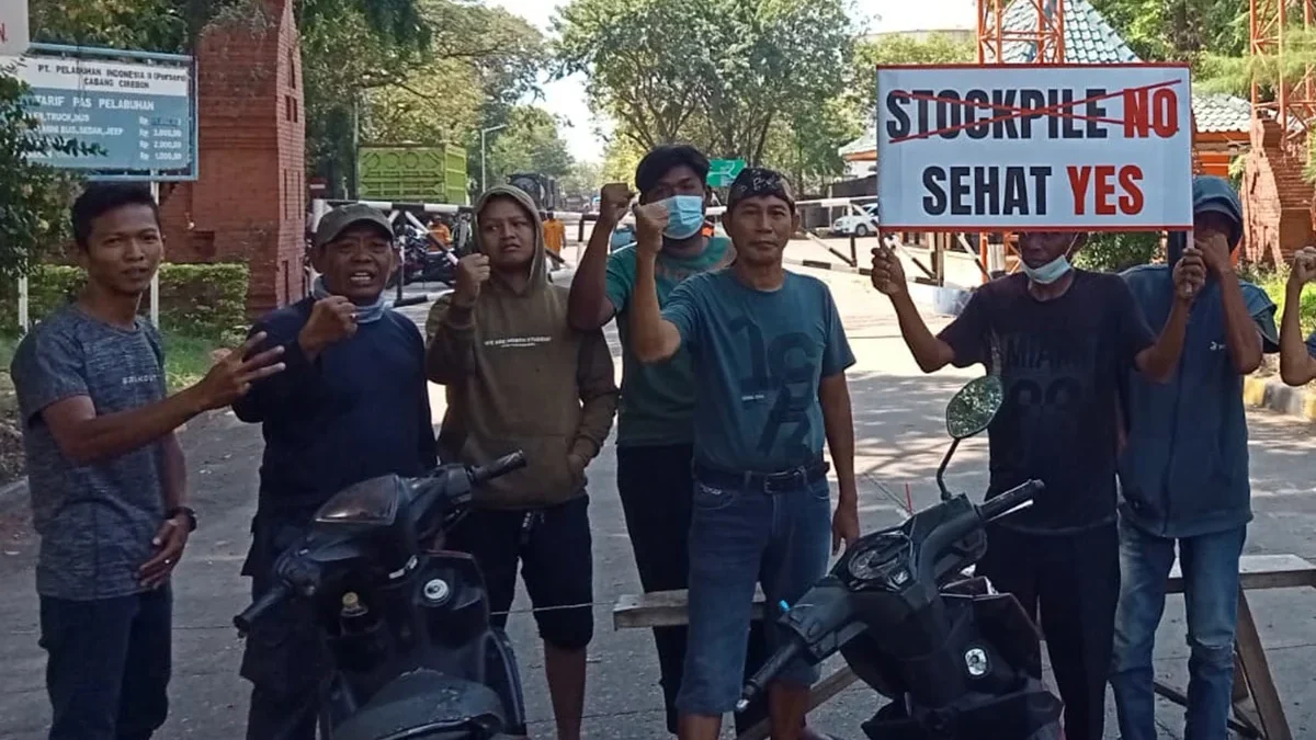 Warga Kampung Pesisir Selatan Kota Cirebon, blokade akses Pelabuhan Cirebon karena adanya stockpile batu bara.