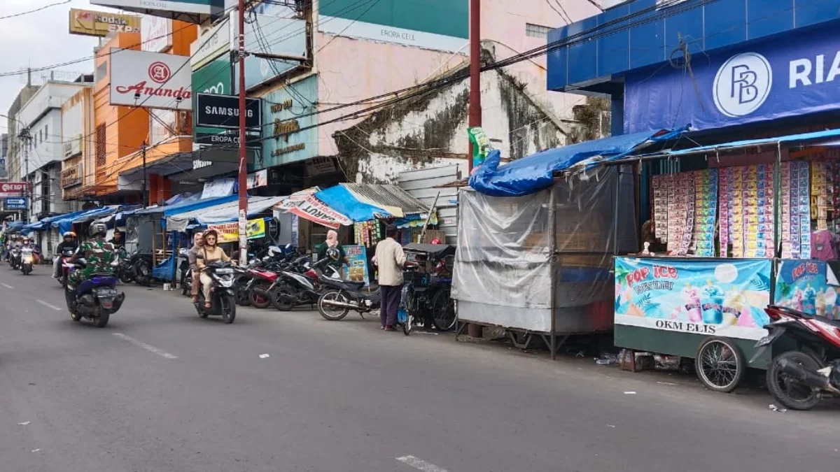 Jalan Jendral Ahmad Yani masih Dipenuhi para PKL, rencanan relokasi ke Jalan Ciledug dilakukan penundaan