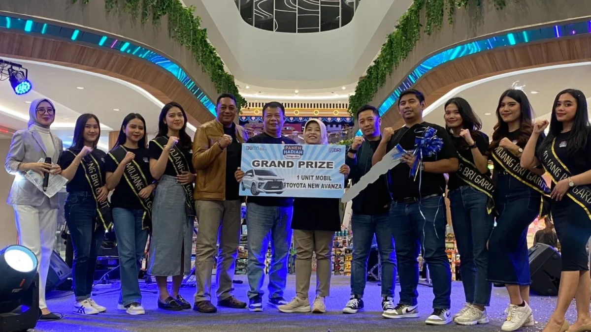 Penyerahan undian Panen Hadiah Simpedes BRI berupa Grand Prize Mobil New Avanza 2023 di Ciplaz Garut, Minggu