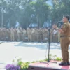 Sekda Jabar Herman Suryatman menjadi pembina apel pagi di lingkup Setda dan BPKAD Jabar dirangkaikan dengan pe