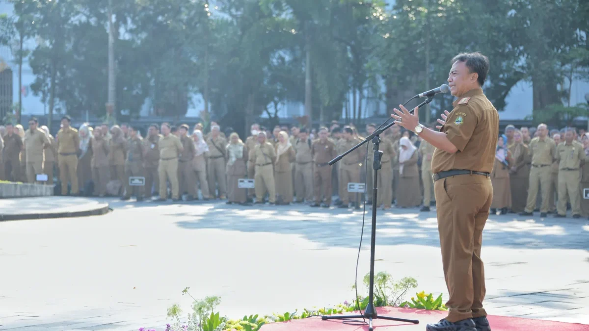 Sekda Jabar Herman Suryatman menjadi pembina apel pagi di lingkup Setda dan BPKAD Jabar dirangkaikan dengan pe