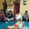 Drs. Ade Najmulloh mengunjungi kediaman KH. Amin Muhyidin Rais Syuriah PCNU Garut