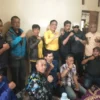 Drs. Ade Najmulloh mengenakan pakaian warna kuning, mendapatkan dukungan dari para pengurus KKSU dan ketua jal