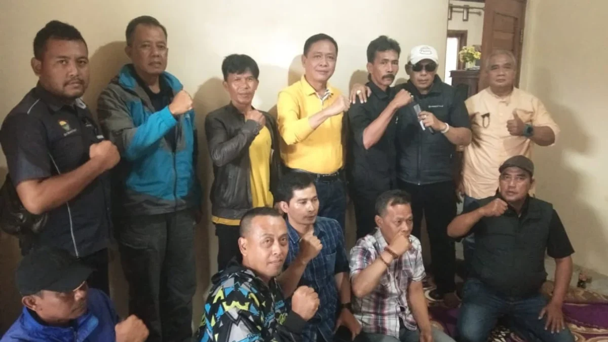 Ade Najmulloh Mendapatkan Dukungan dari KKSU se-Kabupaten Garut Maju di Pilkada Drs. Ade Najmulloh mengenakan pakaian warna kuning, mendapatkan dukungan dari para pengurus KKSU dan ketua jal