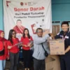 Agus Koti, Ketua PWRI Garut mewakili jurnalis yang mendapatkan doorprize dari Anggota DPRD Garut di acara dono