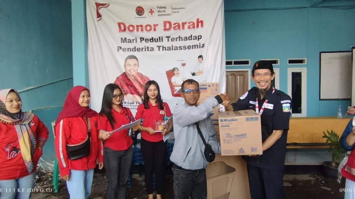 Agus Koti, Ketua PWRI Garut mewakili jurnalis yang mendapatkan doorprize dari Anggota DPRD Garut di acara dono