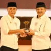 Bey Machmudin dapat penghargaan dari Baznas