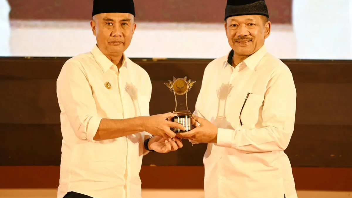 Bey Machmudin dapat penghargaan dari Baznas