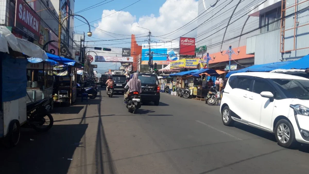 Dalam waktu dekat PKL di Jalan Ahmad Yani akan segera dipindahkan ke Jalan Paaar Baru.