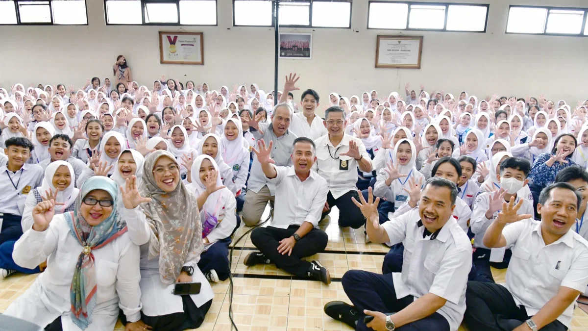 Penjabat Gubernur Jawa Barat Bey Machmudin kembali meninjau pelaksanaan Masa Pengenalan Lingkungan Sekolah (MP