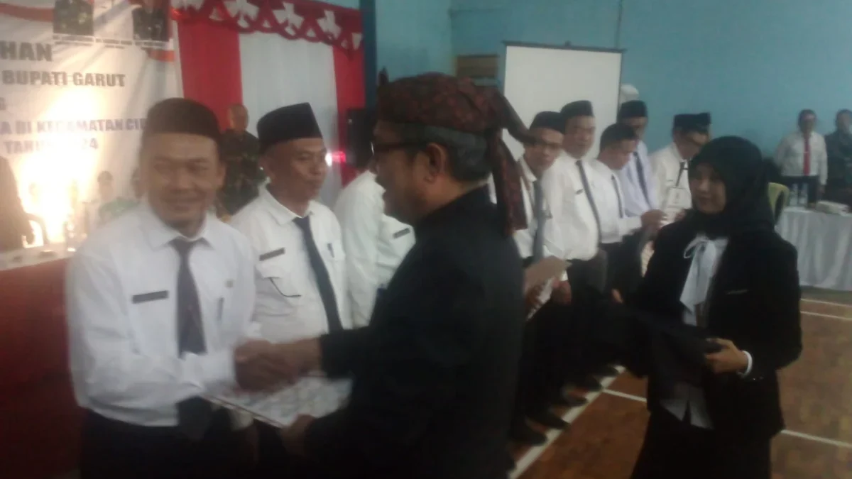 Camat Sardiman Tanjung serahkan SK NIPD di GOR Desa Padasuka, Kamis (18/7).(pepen apendi)