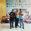 Ketua Percasi Kabupaten Garut (tengah) H. Dr. Yusep Mulyana, SH. MM, berfoto bersama dengan Zaki Lesmana, Pemb