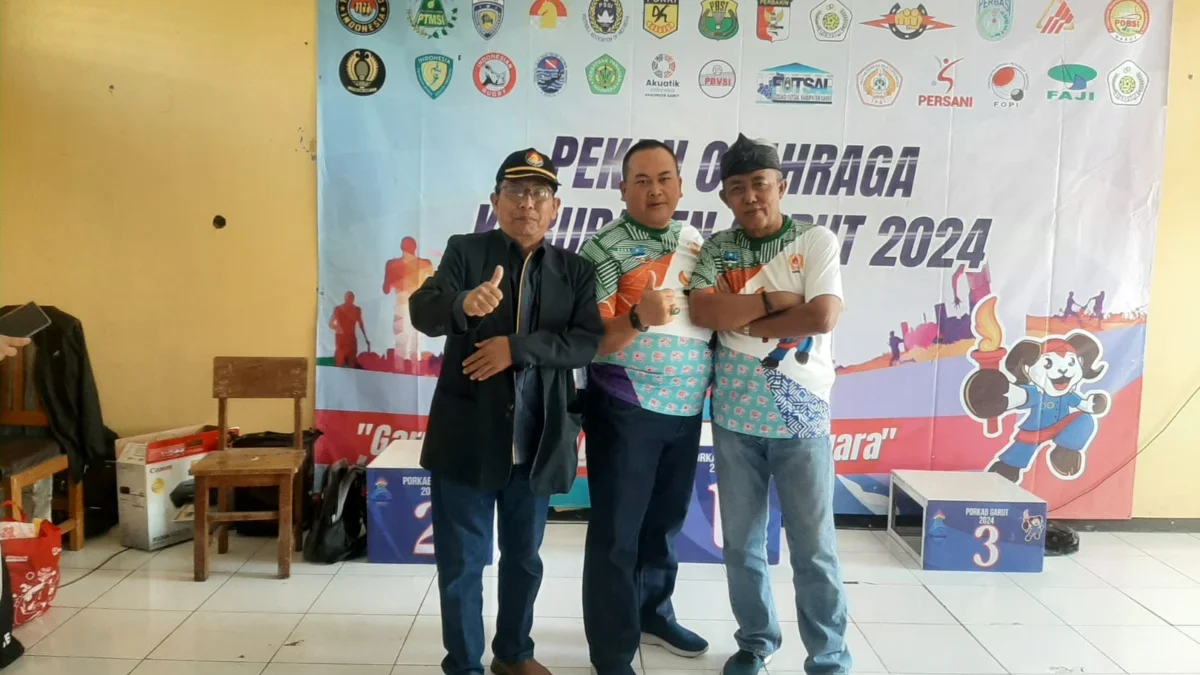 Ketua Percasi Kabupaten Garut (tengah) H. Dr. Yusep Mulyana, SH. MM, berfoto bersama dengan Zaki Lesmana, Pemb