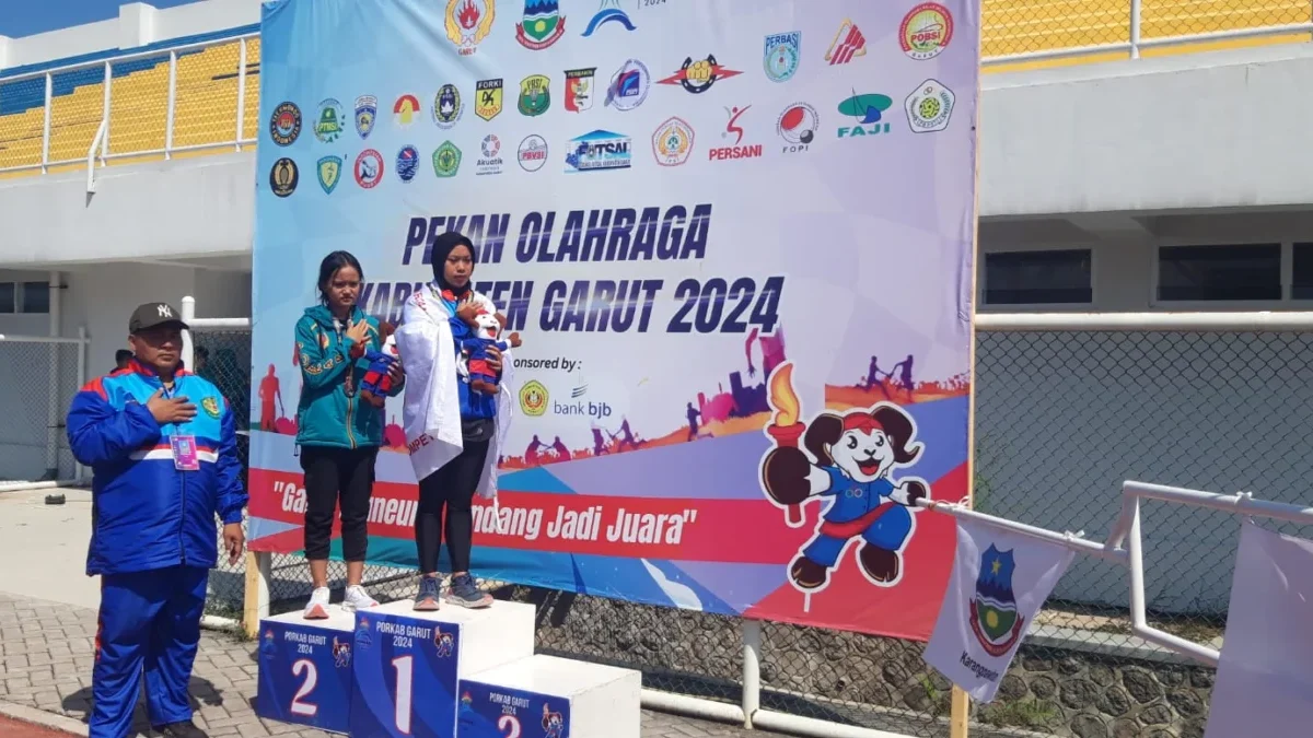 Peraih medal emas dan perak cabor atletik lari jarak jauh 1.500 meter dimenangkan oleh Kecamatan Cisompet dan