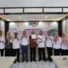 Direktur PDAM Tirta Intan Garut bersama Pj Bupati dan jajaran pejabat Setda foto bersama usai penandatanganan