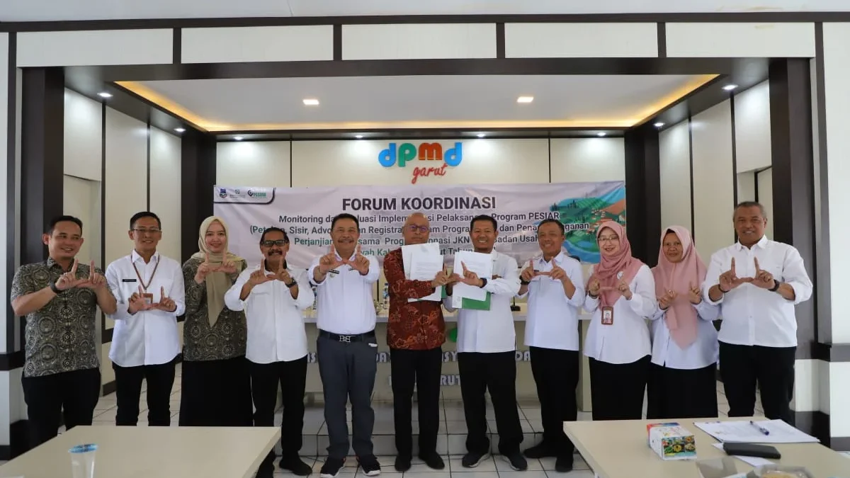 Direktur PDAM Tirta Intan Garut bersama Pj Bupati dan jajaran pejabat Setda foto bersama usai penandatanganan