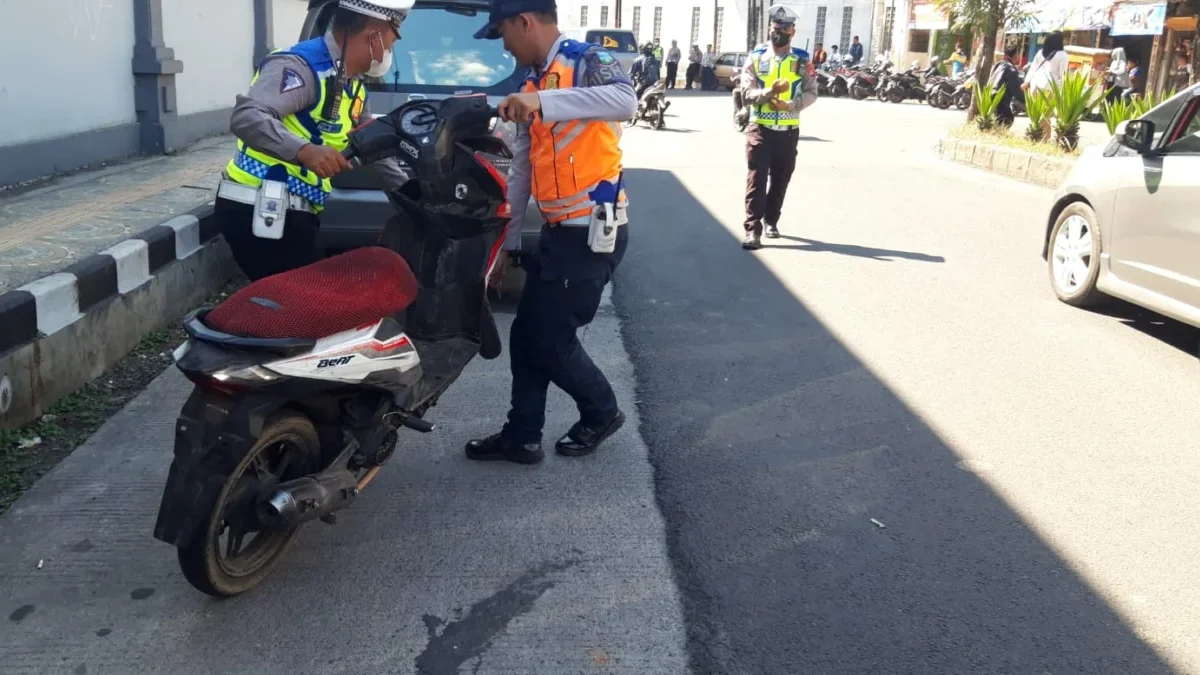 Petugas Satlantas Polres Garut bersama Petugas dari Dishub Garut, mengangkut kendaraan motor yang kedapatan se