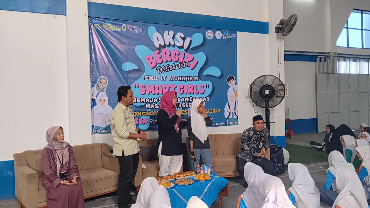 Siswi SMK IT Muhajirin saat sedang mengikuti kegiatan aksi bergizi yang dilakukan oleh Dinas Kesehatan Kabupat