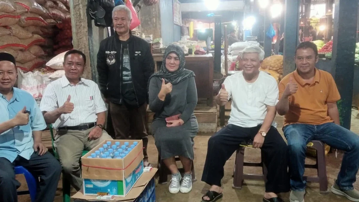 Drs. Ade Najmulloh mengunjungi pasar Ciawitali Garut, berbincang dengan pedagang dan melihat kondisi pasar