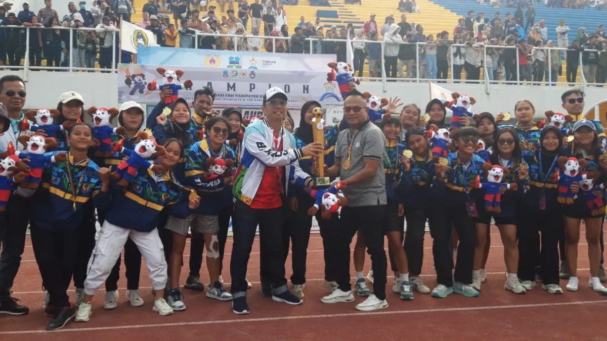 Manajer sepakbola putri Tarkid, Ndang Ilen bersama pelatih, official dan atlet-atlet sepakbola putri berfoto b