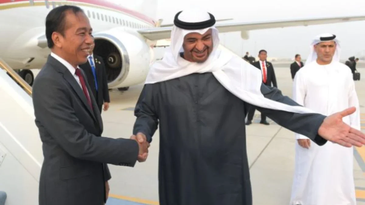 Jokowi Langsung Disambut Oleh Presiden PEA saat Tiba di Abu Dhabi