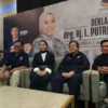 Ketua DPD Nasdem Garut (dua dari kanan) bersama Putri Karlina (dua dari kiri) dan sejumlah pengurus Nasdem lai