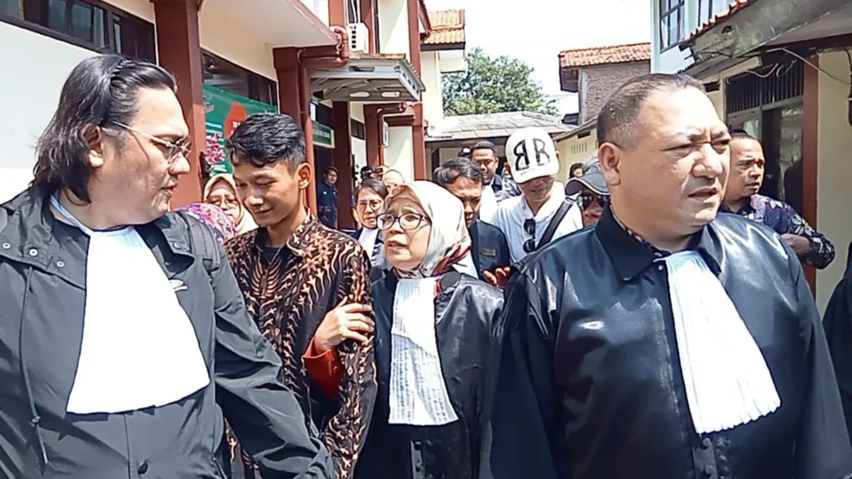 Tim Kuasa Hukum Saka Tatal usai menjalani sidang PK di PN Kota Cirebon.-Dedi Haryadi-radarcirebon.com