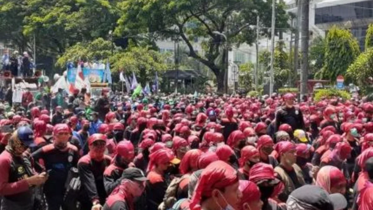 Ratusan Buruh Lakukan Aksi Demonstrasi Agar MK Cabut Omnibus Law UU Cipta Kerja