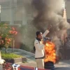 Perhimpunan Mahasiswa Hukum Indonesia (Permahi) demo di depan PN Cirebon, Jumat 26 Juli 2024. Foto:-Dedi Harya