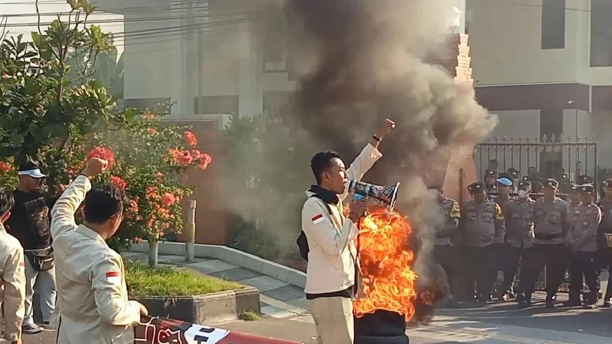 Perhimpunan Mahasiswa Hukum Indonesia (Permahi) demo di depan PN Cirebon, Jumat 26 Juli 2024. Foto:-Dedi Harya