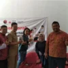 Yudha Puja Turnawan, Anggota DPRD Garut (dua dari kanan) bersama camat Banyuresmi dan petugas PMI di acara don