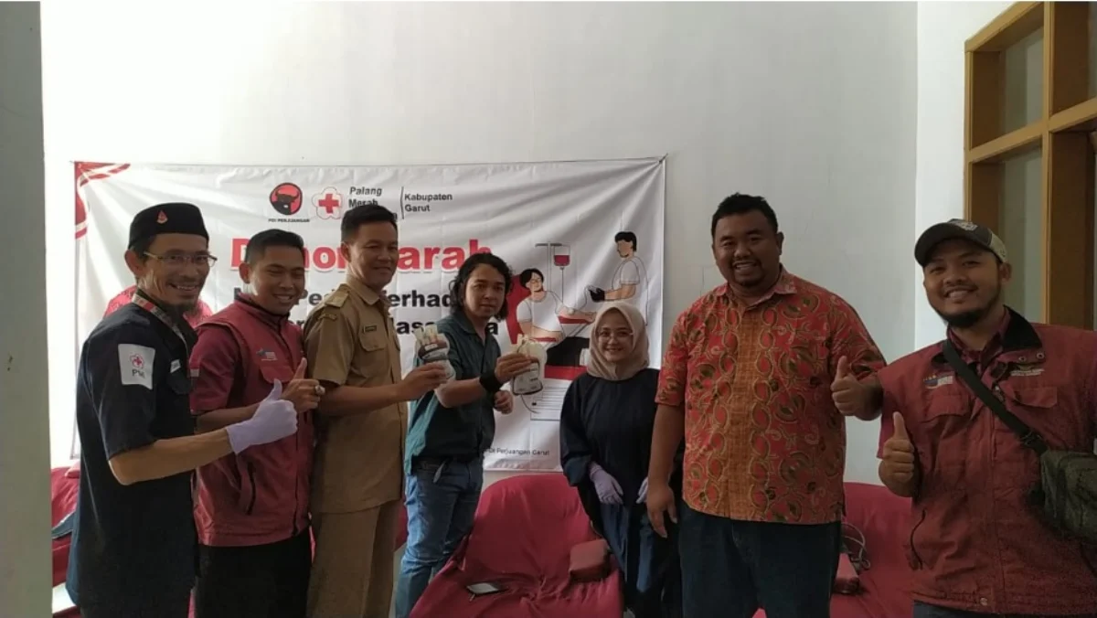 Yudha Puja Turnawan, Anggota DPRD Garut (dua dari kanan) bersama camat Banyuresmi dan petugas PMI di acara don