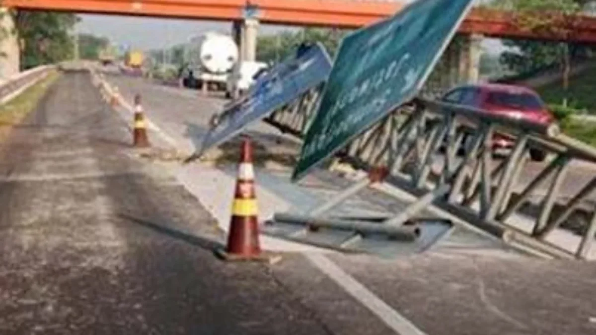 Detik-Detik Bus Dosen Unpam Manabrak Tiang Rambu di Tol Cipali