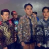 Direktur Eksekutif The Jabar Ekspres Institute of Pro Otonomi, Suhendrik berdampingan dengan Wakil Presiden Te