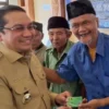 Pj Bupati Yudia Ramli Bagikan Kartu Tangkis di Cisarua untuk Warga Miskin