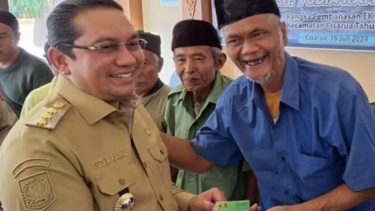 Pj Bupati Yudia Ramli Bagikan Kartu Tangkis di Cisarua untuk Warga Miskin