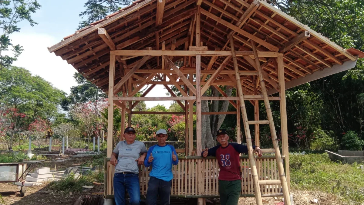 TPU Kampung Cijeleureun, Desa Mekarsari, Kecamatan Bayongbong terawat dengan baik dan dibangun saung