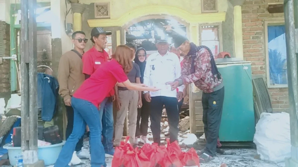 Yudha Puja Turnawan mengutus tim memberikan bantuan kepada korban kebakaran di Desa Cangkuang