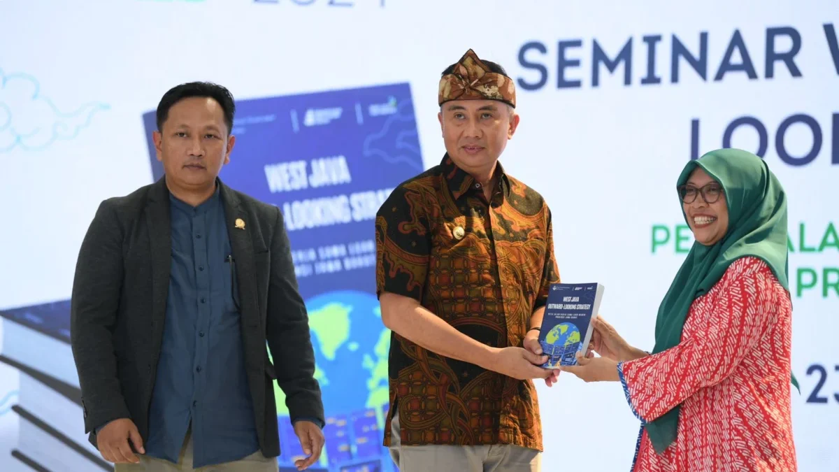 Pj Gubernur Jawa Barat Bey Machmudin menghadiri Launching West Java Outward-Looking Strategy di Aula Barat Ged