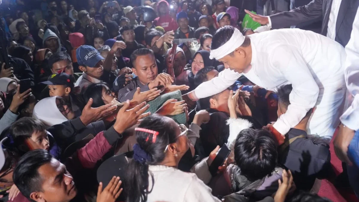 Kunjungan Dedi Mulyadi di Kabupaten Garut disambut meriah warga. Dedi Mulyadi menyapa warga Garut