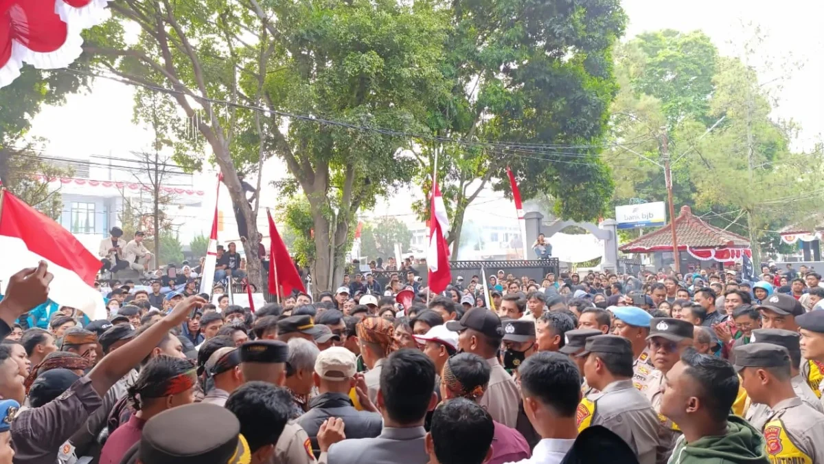 Mahasiswa demo di depan Gedung DPRD Garut