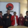 Yudha Puja Turnawan, Ketua Fraksi PDI Perjuangan DPRD Garut (dua dari kiri), Mamat Rahmat (satu dari kiri), Yu