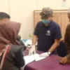 Arif, Dokter Khitan Mustopa saat sedang melakukan khitan kepada peserta khitanan massal, Sabtu 3 Agustus 2024.