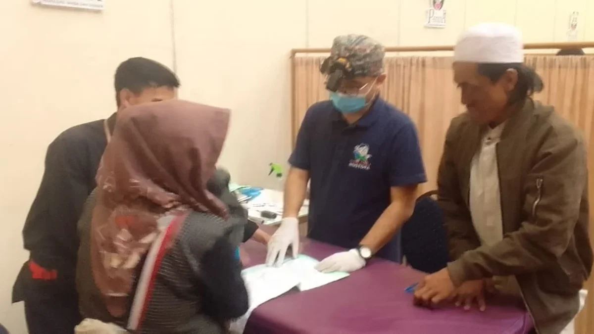 Arif, Dokter Khitan Mustopa saat sedang melakukan khitan kepada peserta khitanan massal, Sabtu 3 Agustus 2024.