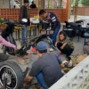 Sejumlah penyandang disabilitas tengah berlatih Konversi Motor Listrik pada Program Pemberdayaan Disabilitas B