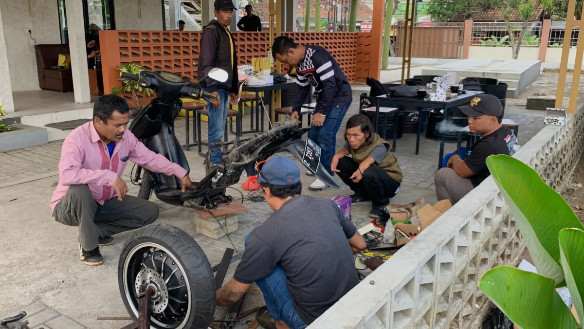 Sejumlah penyandang disabilitas tengah berlatih Konversi Motor Listrik pada Program Pemberdayaan Disabilitas B