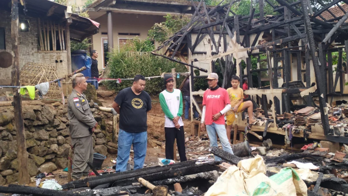 Yudha Puja Turnawan mengunjungi lokasi kebakaran di Kampung Batu Tumpang Desa Lingamanik Kecamatan Cikelet